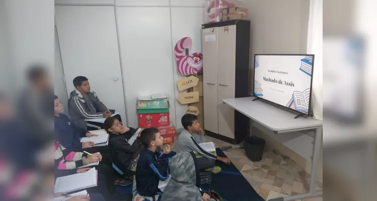 Após se aprofundarem na vida e obra de diversos autores, os alunos selecionaram novos livros na biblioteca da escola e gravaram indicações para os demais colegas.