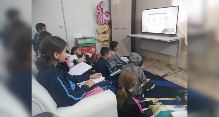 Após se aprofundarem na vida e obra de diversos autores, os alunos selecionaram novos livros na biblioteca da escola e gravaram indicações para os demais colegas.