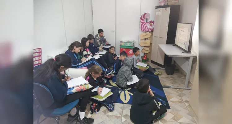 Após se aprofundarem na vida e obra de diversos autores, os alunos selecionaram novos livros na biblioteca da escola e gravaram indicações para os demais colegas.