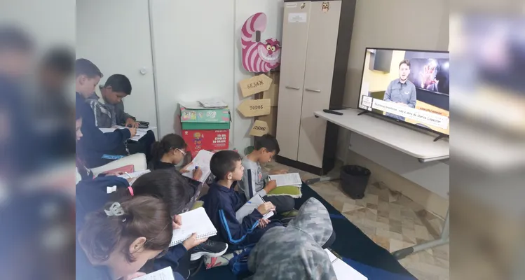 Após se aprofundarem na vida e obra de diversos autores, os alunos selecionaram novos livros na biblioteca da escola e gravaram indicações para os demais colegas.
