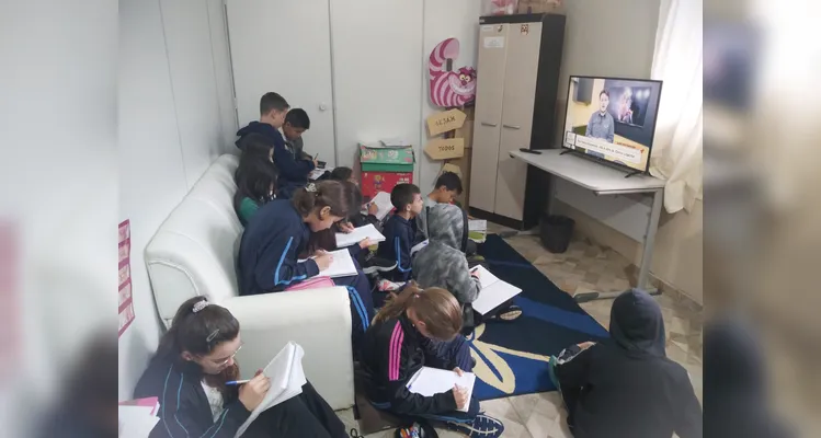 Após se aprofundarem na vida e obra de diversos autores, os alunos selecionaram novos livros na biblioteca da escola e gravaram indicações para os demais colegas.
