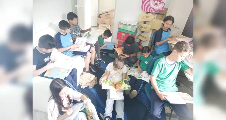 Após se aprofundarem na vida e obra de diversos autores, os alunos selecionaram novos livros na biblioteca da escola e gravaram indicações para os demais colegas.
