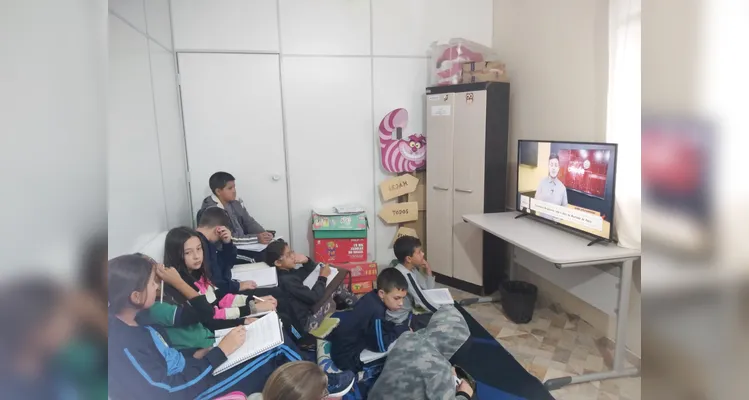 Após se aprofundarem na vida e obra de diversos autores, os alunos selecionaram novos livros na biblioteca da escola e gravaram indicações para os demais colegas.