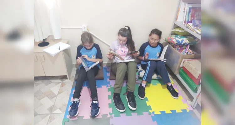 Após se aprofundarem na vida e obra de diversos autores, os alunos selecionaram novos livros na biblioteca da escola e gravaram indicações para os demais colegas.
