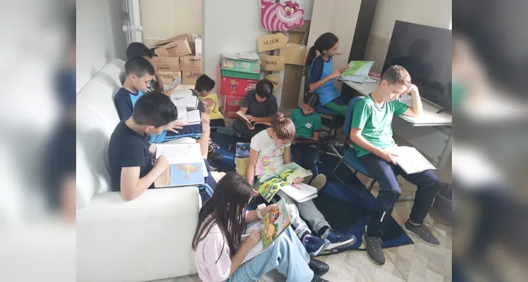 Após se aprofundarem na vida e obra de diversos autores, os alunos selecionaram novos livros na biblioteca da escola e gravaram indicações para os demais colegas.