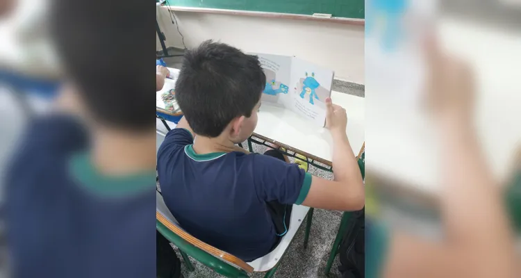 Após se aprofundarem na vida e obra de diversos autores, os alunos selecionaram novos livros na biblioteca da escola e gravaram indicações para os demais colegas.