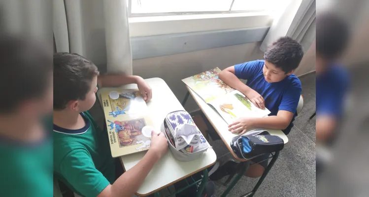 Após se aprofundarem na vida e obra de diversos autores, os alunos selecionaram novos livros na biblioteca da escola e gravaram indicações para os demais colegas.