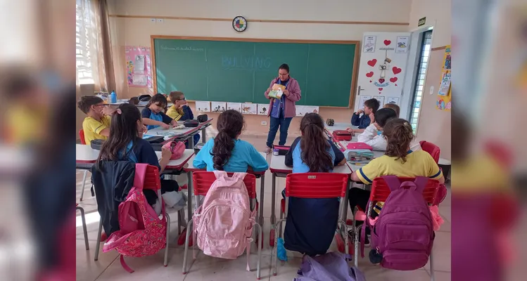 Os alunos desenvolveram inúmeras atividades abordando o tema, como rodas de conversa, debates, produções de texto e leituras guiadas.