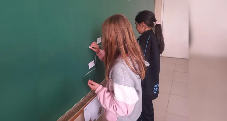 Os alunos desenvolveram inúmeras atividades abordando o tema, como rodas de conversa, debates, produções de texto e leituras guiadas.