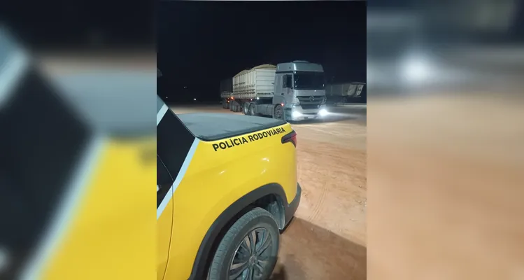 Policiais apreendem 4 mil kg de maconha em caminhão na PR-151