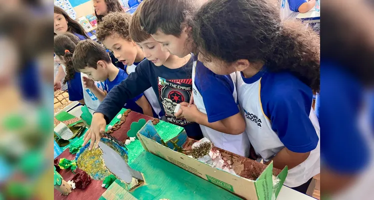 Após a confecção dos trabalhos, os alunos expuseram suas criações para os demais colegas da escola.