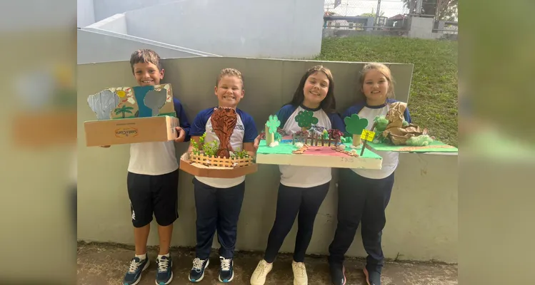 Após a confecção dos trabalhos, os alunos expuseram suas criações para os demais colegas da escola.