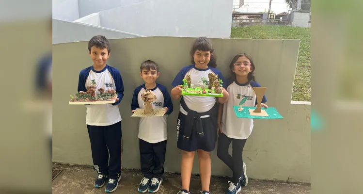Após a confecção dos trabalhos, os alunos expuseram suas criações para os demais colegas da escola.