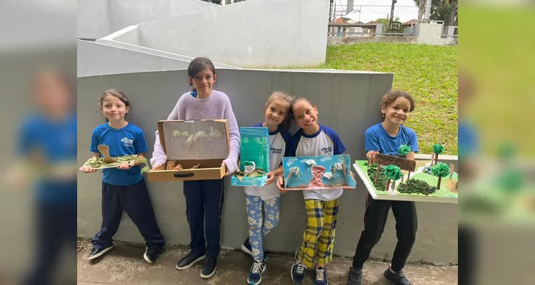 Após a confecção dos trabalhos, os alunos expuseram suas criações para os demais colegas da escola.