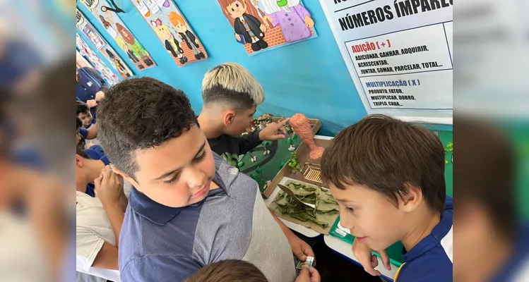 Após a confecção dos trabalhos, os alunos expuseram suas criações para os demais colegas da escola.