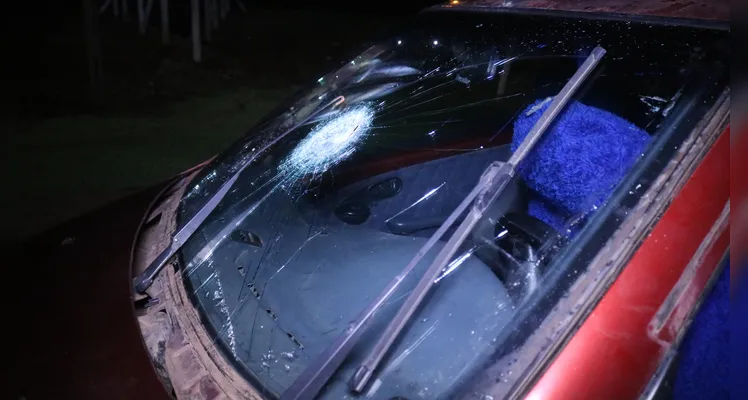 Os homens alegam que os funcionários arremessaram uma pedra no veículo.