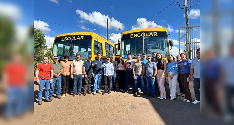 Acompanhado pelo prefeito de Nova Tebas, Pedro Lourenço, e por secretários municipais, Aliel participou da entrega de dois ônibus escolares