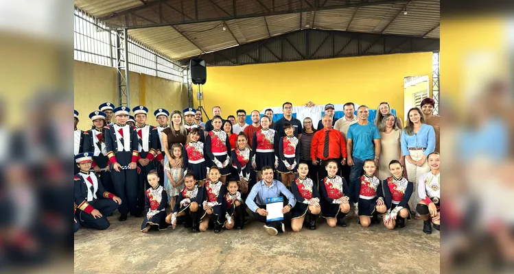 Acompanhado pelo prefeito de Nova Tebas, Pedro Lourenço, e por secretários municipais, Aliel participou da entrega de dois ônibus escolares