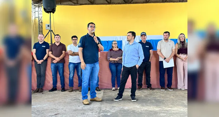 Acompanhado pelo prefeito de Nova Tebas, Pedro Lourenço, e por secretários municipais, Aliel participou da entrega de dois ônibus escolares