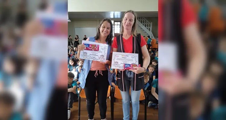 As pedagogas homenageadas, Daiana e Grasiele.