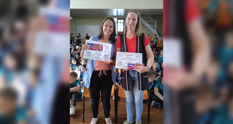 As pedagogas homenageadas, Daiana e Grasiele.
