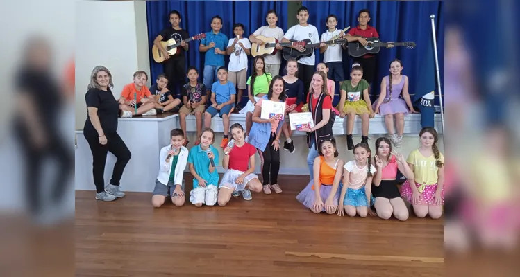 Após a preparação, o resultado do trabalho dos alunos foi apresentado no salão da escola, para os colegas e equipe educacional.