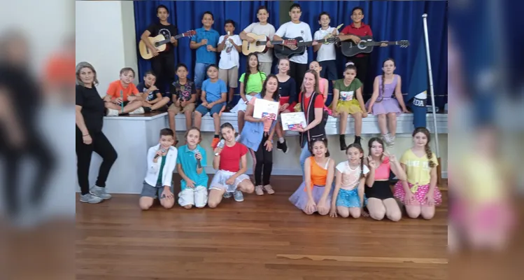 Após a preparação, o resultado do trabalho dos alunos foi apresentado no salão da escola, para os colegas e equipe educacional.