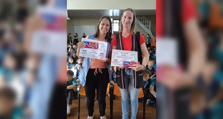 As pedagogas homenageadas, Daiana e Grasiele.