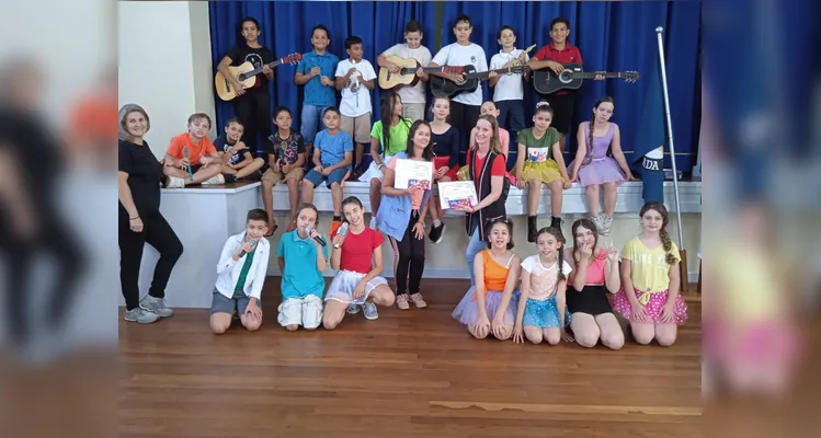Após a preparação, o resultado do trabalho dos alunos foi apresentado no salão da escola, para os colegas e equipe educacional.