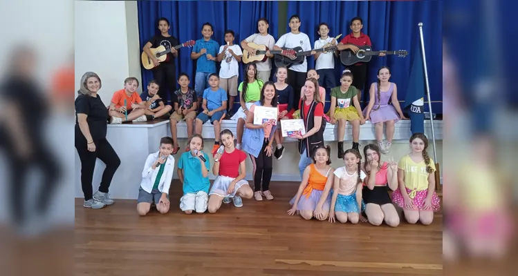Após a preparação, o resultado do trabalho dos alunos foi apresentado no salão da escola, para os colegas e equipe educacional.