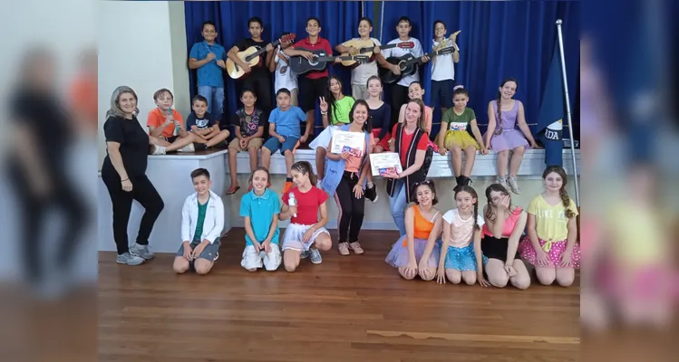Após a preparação, o resultado do trabalho dos alunos foi apresentado no salão da escola, para os colegas e equipe educacional.