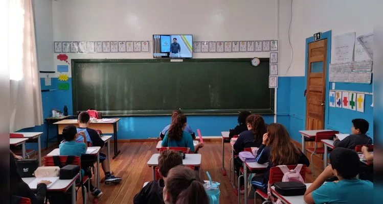 O tema principal da proposta foi a mobilidade urbana, que foi trabalhado previamente pelos alunos em sala.