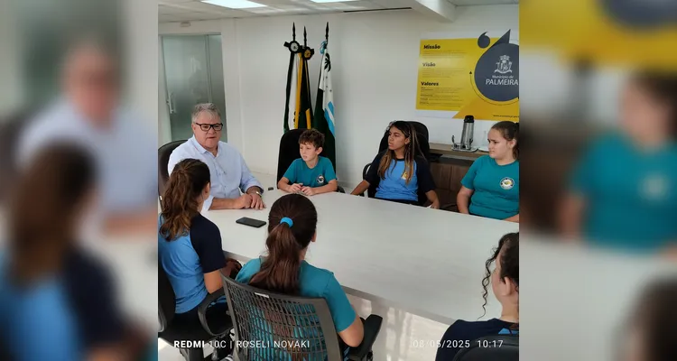 A conversa abordou temas variados, mas teve como foco o funcionamento da prefeitura e o papel do gestor.