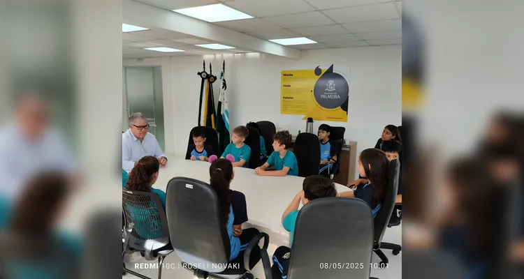 A conversa abordou temas variados, mas teve como foco o funcionamento da prefeitura e o papel do gestor.