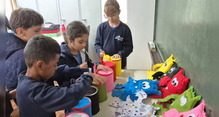 A turma realizou leituras guiadas, assistiu as videoaulas do Vamos Ler e IMM e participou de um momento lúdico com a utilização de bonecos de feltro.