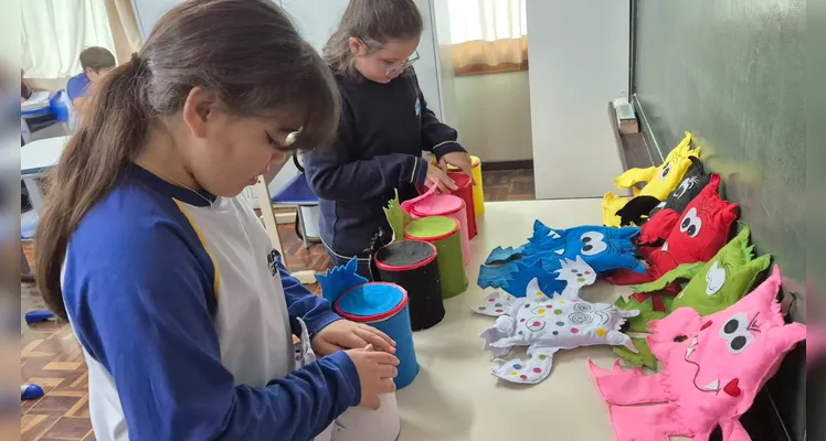 A turma realizou leituras guiadas, assistiu as videoaulas do Vamos Ler e IMM e participou de um momento lúdico com a utilização de bonecos de feltro.