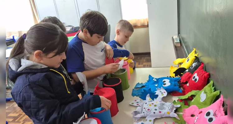 A turma realizou leituras guiadas, assistiu as videoaulas do Vamos Ler e IMM e participou de um momento lúdico com a utilização de bonecos de feltro.