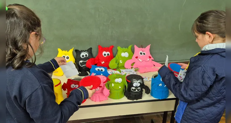 A turma realizou leituras guiadas, assistiu as videoaulas do Vamos Ler e IMM e participou de um momento lúdico com a utilização de bonecos de feltro.