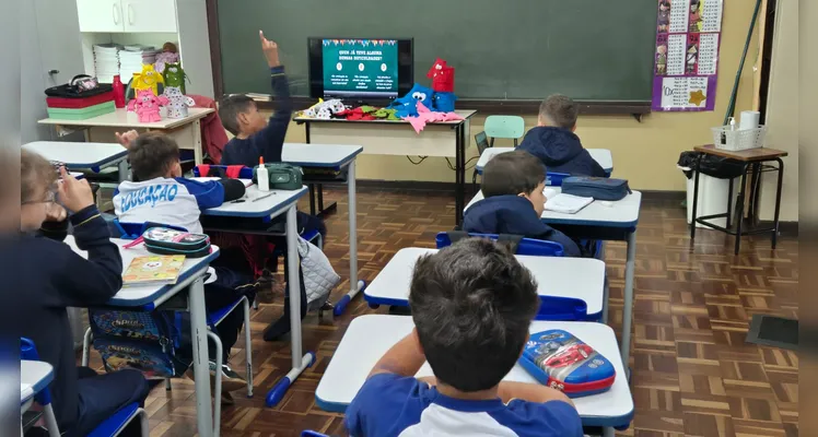 A turma realizou leituras guiadas, assistiu as videoaulas do Vamos Ler e IMM e participou de um momento lúdico com a utilização de bonecos de feltro.