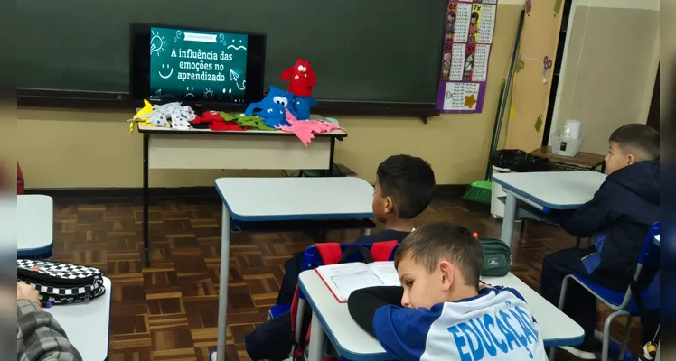 A turma realizou leituras guiadas, assistiu as videoaulas do Vamos Ler e IMM e participou de um momento lúdico com a utilização de bonecos de feltro.