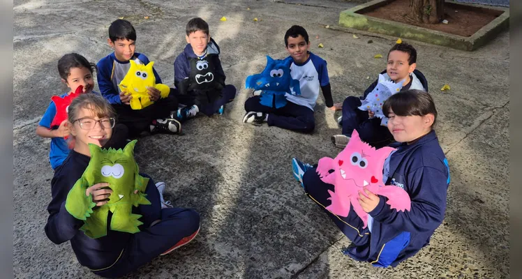 A turma realizou leituras guiadas, assistiu as videoaulas do Vamos Ler e IMM e participou de um momento lúdico com a utilização de bonecos de feltro.