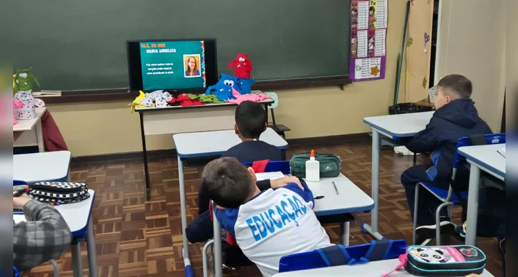 A turma realizou leituras guiadas, assistiu as videoaulas do Vamos Ler e IMM e participou de um momento lúdico com a utilização de bonecos de feltro.