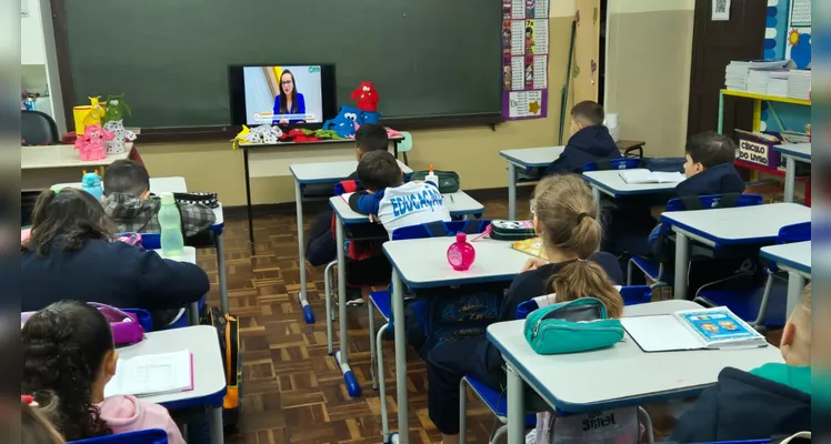 A turma realizou leituras guiadas, assistiu as videoaulas do Vamos Ler e IMM e participou de um momento lúdico com a utilização de bonecos de feltro.
