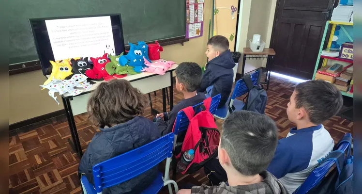 A turma realizou leituras guiadas, assistiu as videoaulas do Vamos Ler e IMM e participou de um momento lúdico com a utilização de bonecos de feltro.