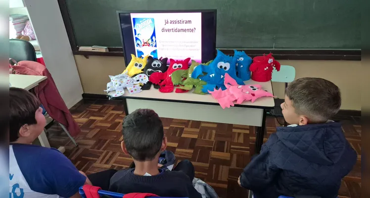 A turma realizou leituras guiadas, assistiu as videoaulas do Vamos Ler e IMM e participou de um momento lúdico com a utilização de bonecos de feltro.