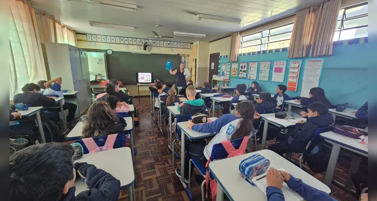 A turma realizou leituras guiadas, assistiu as videoaulas do Vamos Ler e IMM e participou de um momento lúdico com a utilização de bonecos de feltro.