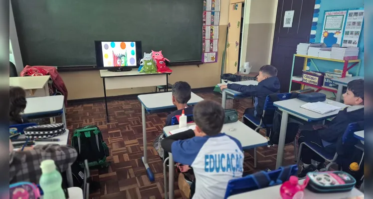 A turma realizou leituras guiadas, assistiu as videoaulas do Vamos Ler e IMM e participou de um momento lúdico com a utilização de bonecos de feltro.