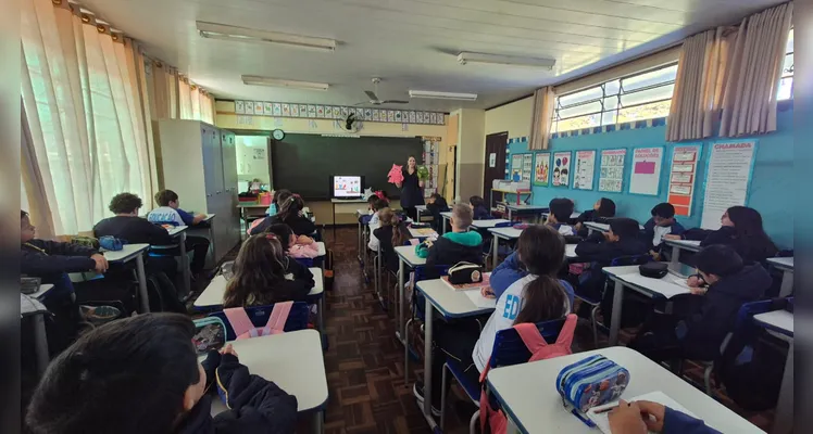 A turma realizou leituras guiadas, assistiu as videoaulas do Vamos Ler e IMM e participou de um momento lúdico com a utilização de bonecos de feltro.