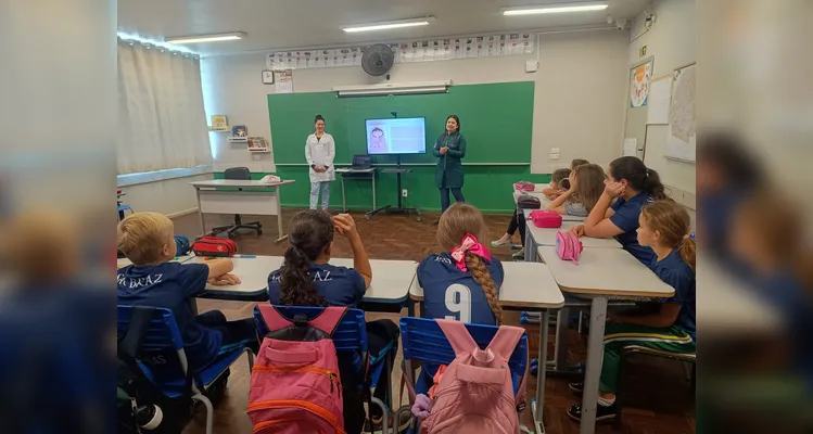 Os educandos também contaram com a visita de duas profissionais da saúde, que ministraram uma palestra sobre o assunto.