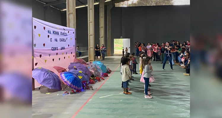 O evento teve participação de todas as turmas da escola e contou com grande adesão dos familiares.